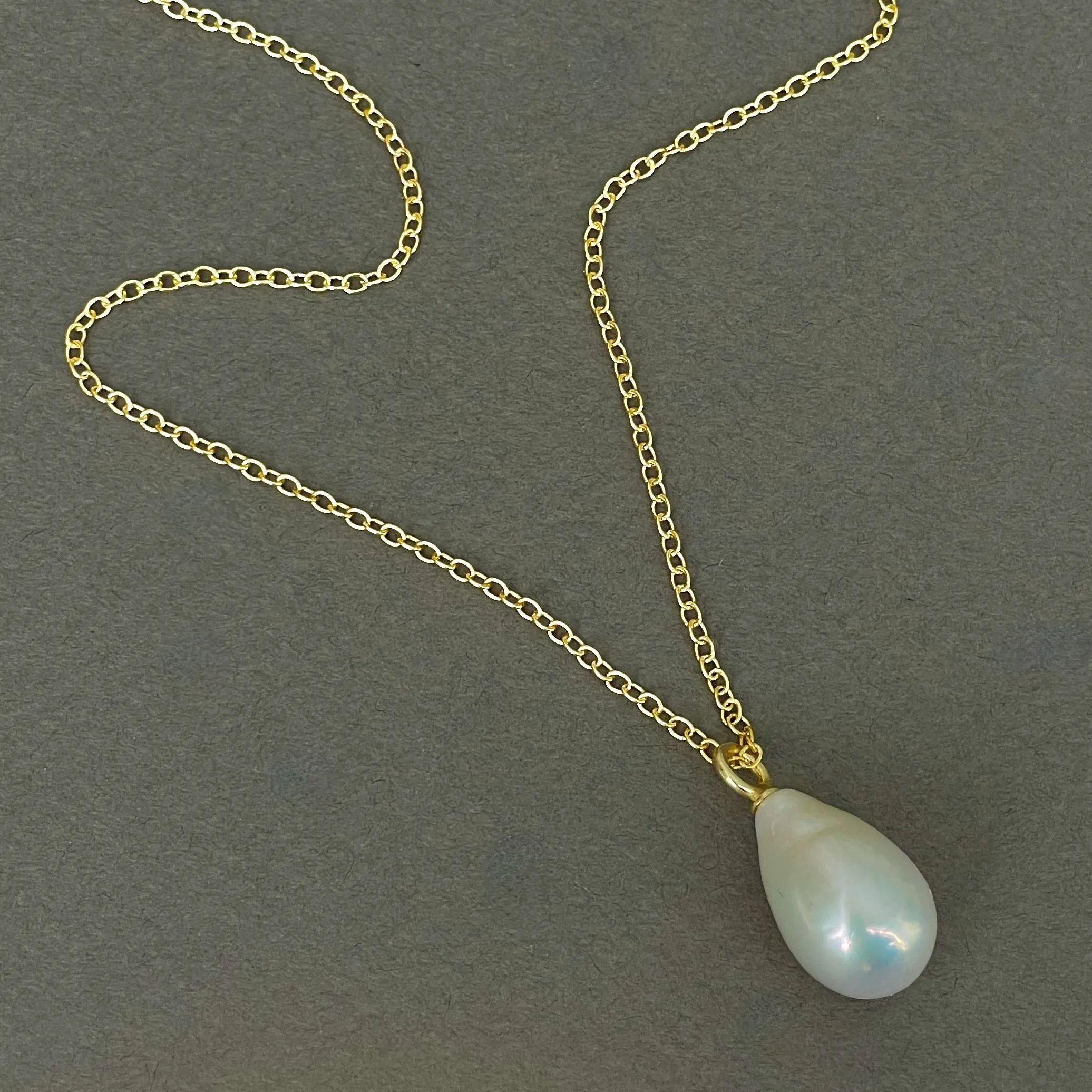 GORGEEEEOUS LONG WHITE DROP PEARL PENDANT