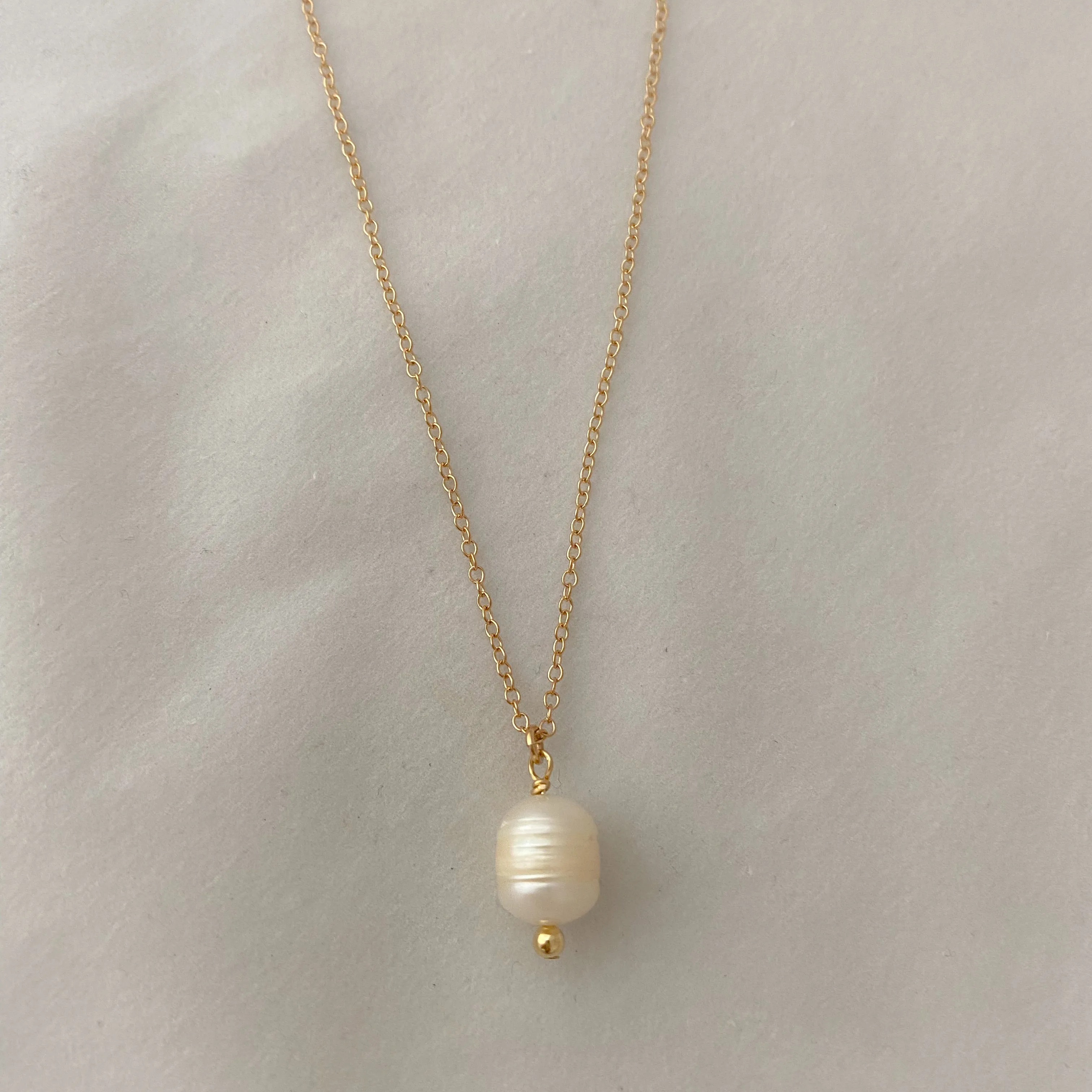 Simple pearl necklace