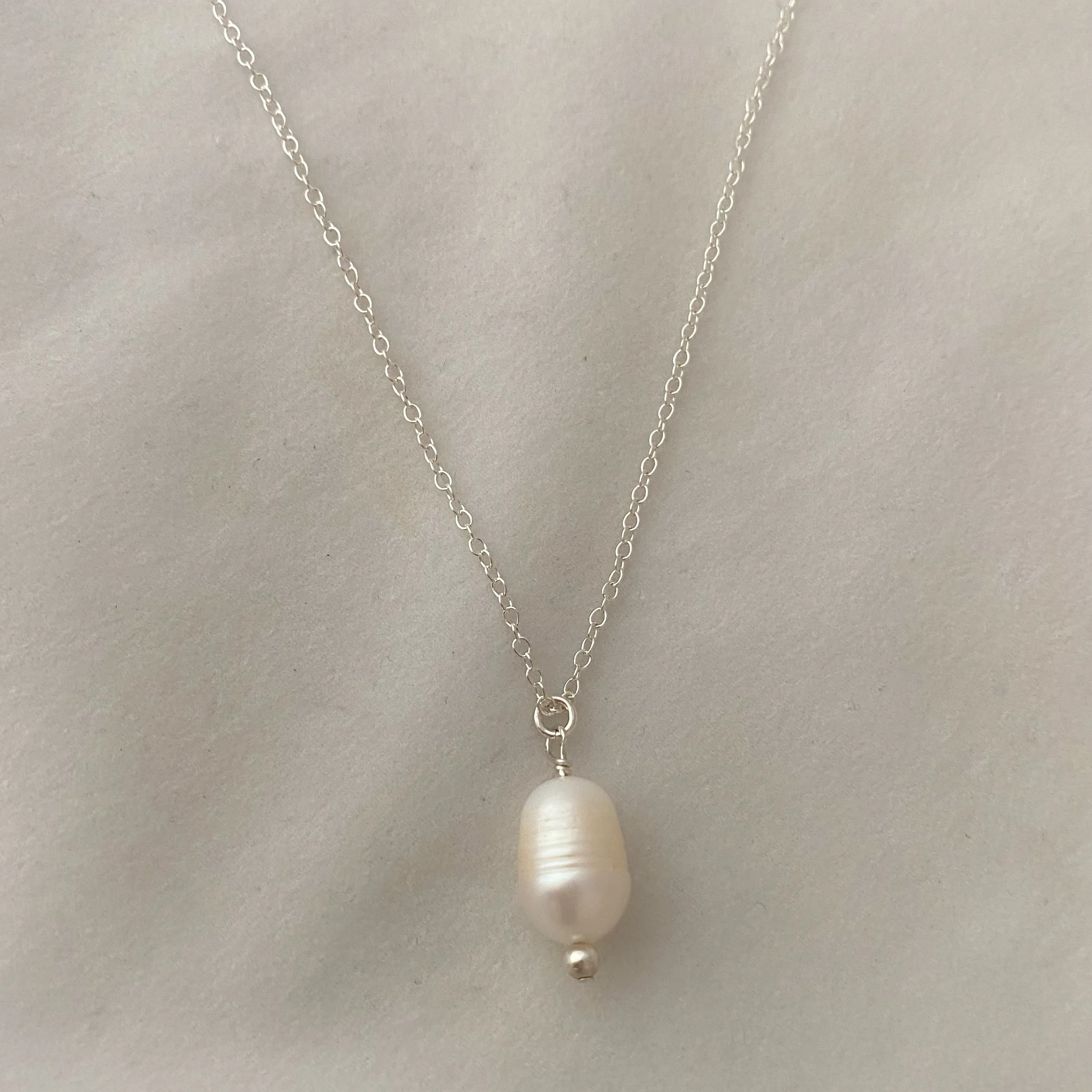 Simple pearl necklace