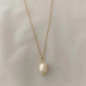 Simple pearl necklace
